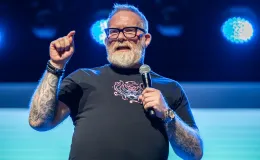 na zdjęciu osoby na scenie