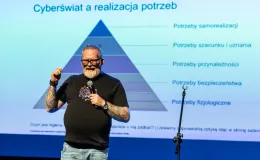 na zdjęciu osoby na scenie