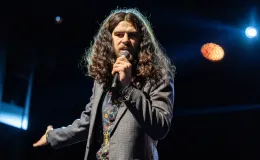 na zdjęciu osoby na scenie