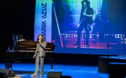 na zdjęciu osoby na scenie