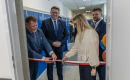 na zdjęciu osoby podczas otwarcia