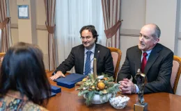 na zdjęciu osoby podczas spotkania