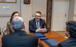 na zdjęciu osoby podczas spotkania