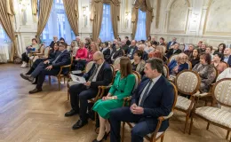 na zdjęciu osoby podczas spotania