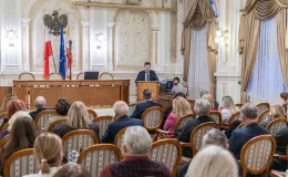 na zdjęciu osoby podczas spotania