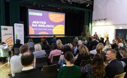 na zdjęciu osoby podczas konferencji