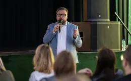 na zdjęciu osoby podczas konferencji