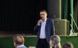 na zdjęciu osoby podczas konferencji