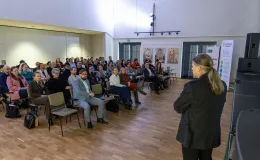 na zdjęciu osoby podczas konferencji