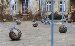 na zdjęciu aktorzy i widzowie podczas spektaklu