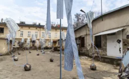 na zdjęciu aktorzy i widzowie podczas spektaklu