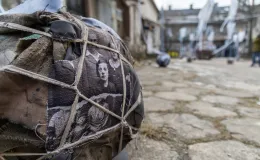 na zdjęciu aktorzy i widzowie podczas spektaklu