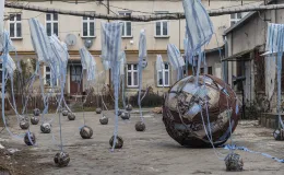 na zdjęciu aktorzy i widzowie podczas spektaklu