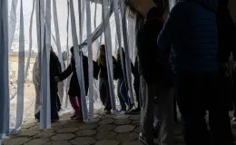 na zdjęciu aktorzy i widzowie podczas spektaklu