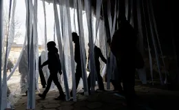 na zdjęciu aktorzy i widzowie podczas spektaklu