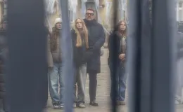 na zdjęciu aktorzy i widzowie podczas spektaklu