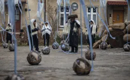 na zdjęciu aktorzy i widzowie podczas spektaklu