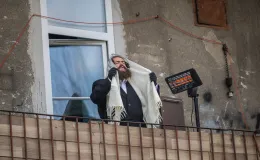 na zdjęciu aktorzy i widzowie podczas spektaklu