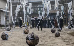 na zdjęciu aktorzy i widzowie podczas spektaklu