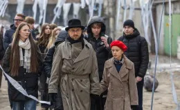 na zdjęciu aktorzy i widzowie podczas spektaklu