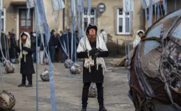 na zdjęciu aktorzy i widzowie podczas spektaklu