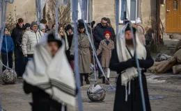 na zdjęciu aktorzy i widzowie podczas spektaklu