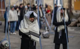 na zdjęciu aktorzy i widzowie podczas spektaklu