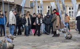 na zdjęciu aktorzy i widzowie podczas spektaklu