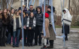 na zdjęciu aktorzy i widzowie podczas spektaklu