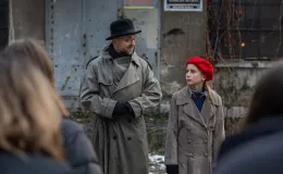 na zdjęciu aktorzy i widzowie podczas spektaklu