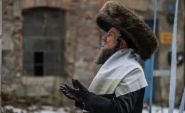 na zdjęciu aktorzy i widzowie podczas spektaklu