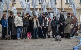 na zdjęciu aktorzy i widzowie podczas spektaklu