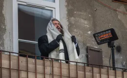 na zdjęciu aktorzy i widzowie podczas spektaklu