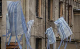 na zdjęciu aktorzy i widzowie podczas spektaklu