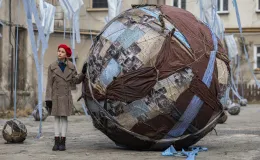 na zdjęciu aktorzy i widzowie podczas spektaklu