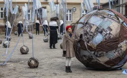 na zdjęciu aktorzy i widzowie podczas spektaklu