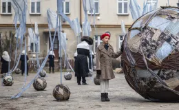 na zdjęciu aktorzy i widzowie podczas spektaklu