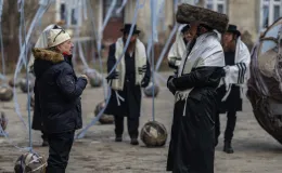 na zdjęciu aktorzy i widzowie podczas spektaklu