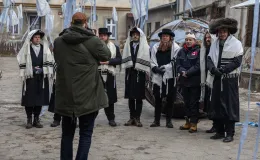 na zdjęciu aktorzy i widzowie podczas spektaklu