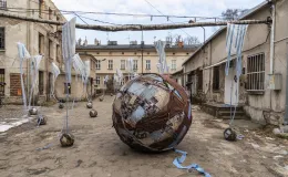 na zdjęciu aktorzy i widzowie podczas spektaklu