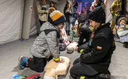 na zdjęciu osoby podczas grania orkiestry 