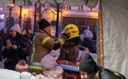na zdjęciu osoby podczas grania orkiestry 