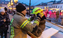 na zdjęciu osoby podczas grania orkiestry 