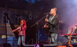 na zdjęciu osoby podczas grania orkiestry 