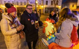 na zdjęciu osoby podczas grania orkiestry 