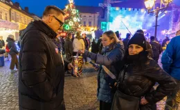 na zdjęciu osoby podczas grania orkiestry 