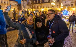 na zdjęciu osoby podczas grania orkiestry 