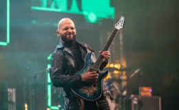 na zdjęciu osoby podczas grania orkiestry 