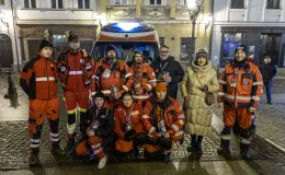 na zdjęciu osoby podczas grania orkiestry 