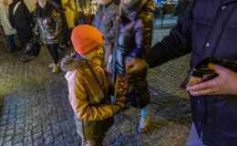 na zdjęciu osoby podczas grania orkiestry 